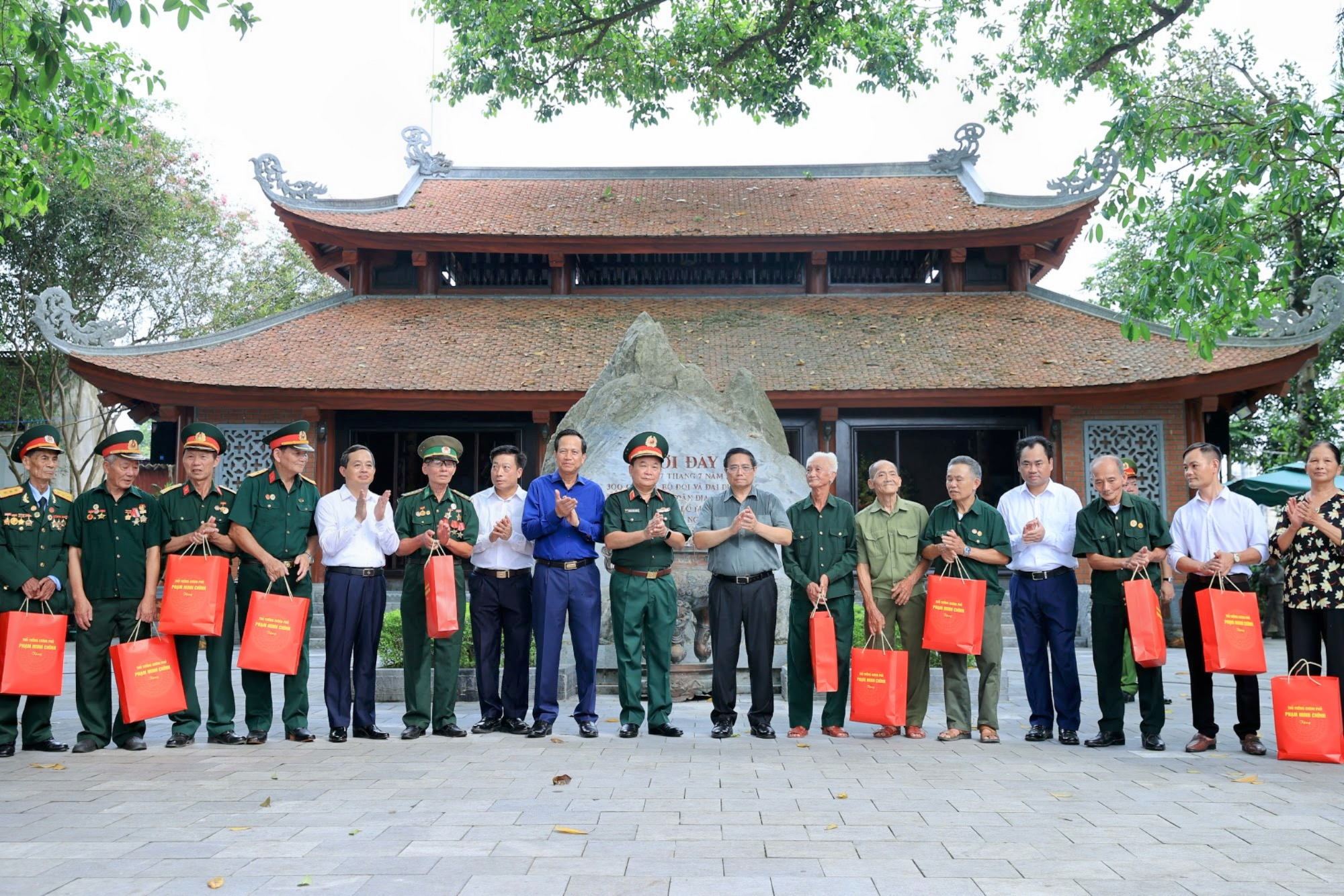 Thủ tướng tưởng niệm các Anh hùng liệt sĩ và tặng quà gia đình chính sách tại Thái Nguyên- Ảnh 9.