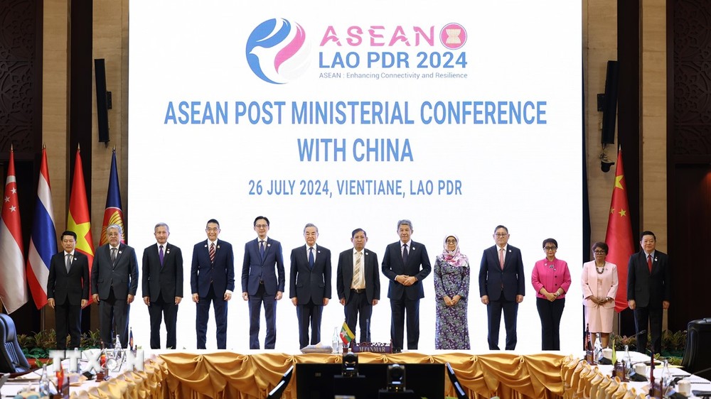 Các đại biểu chụp ảnh chung tại Hội nghị Bộ trưởng ASEAN với Trung Quốc. (Ảnh: TTXVN phát)