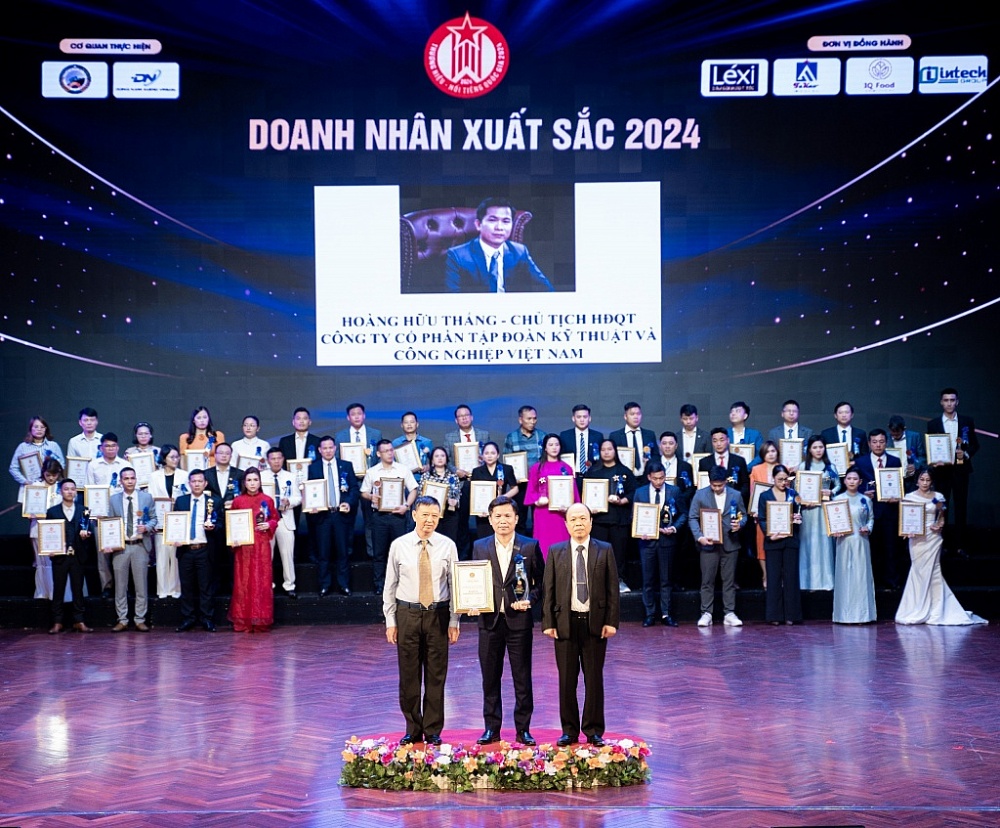 Ông Hoàng Hữu Thắng - Chủ tịch HĐQT Intech Group nhận giải thưởng Doanh nhân xuất sắc 2024.