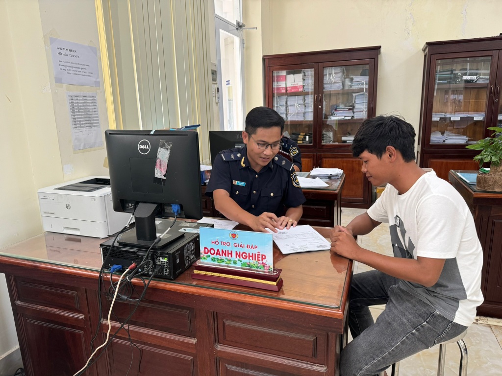 Công chức chi cục Hải quan cửa khẩu Thường Phước hướng dẫn thủ tục cho DN nhập khẩu cát. Ảnh: L.T