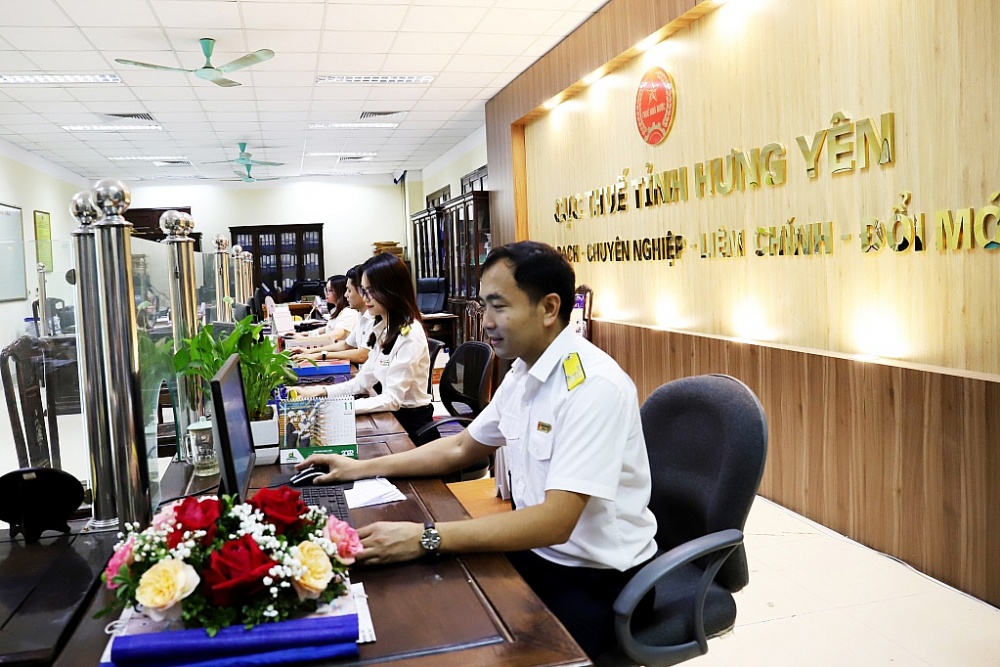 Hoạt động nghiệp vụ tại bộ phận “một cửa” Cục Thuế tỉnh Hưng Yên.