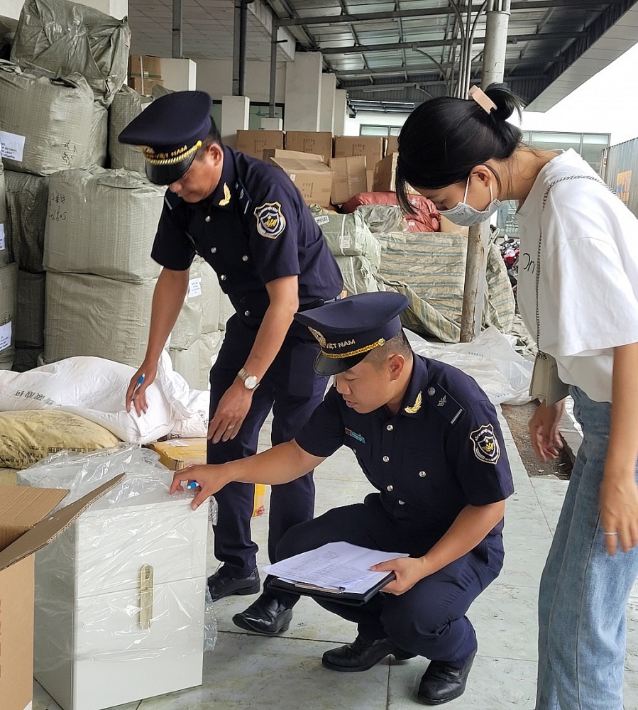 Công chức Hải quan Hữu Nghị thực hiện kiểm tra hàng hóa NK của DN. Ảnh: H.Nụ Công chức Hải quan Hữu Nghị thực hiện kiểm tra hàng hóa NK của DN. Ảnh: H.Nụ