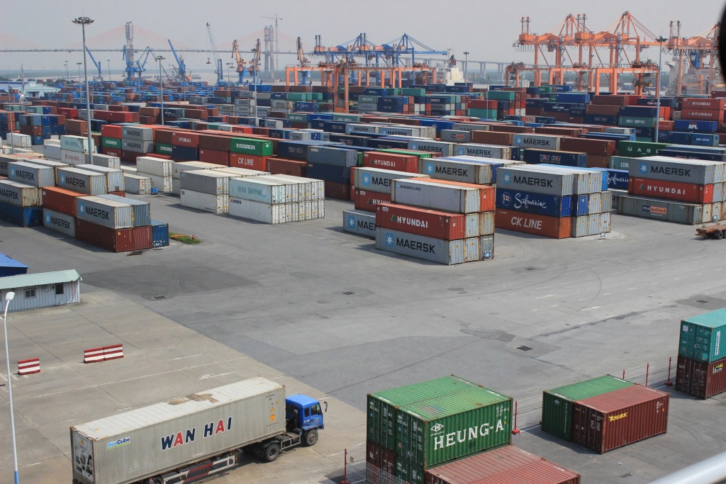 Hàng hóa xuất nhập khẩu tại cảng Tân Vũ, Hải Phòng. 	Ảnh: T.Bình