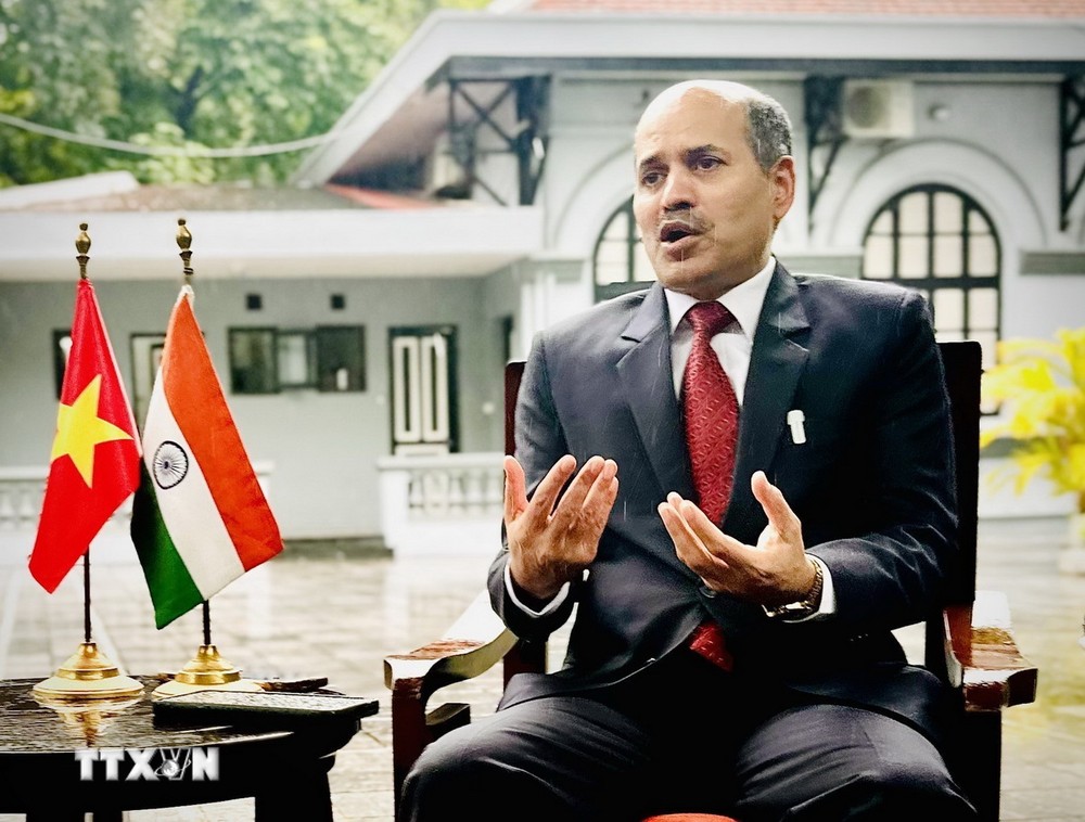 Đại sứ Ấn Độ tại Việt Nam Sandeep Arya trả lời phỏng vấn báo chí về chuyến thăm. (Ảnh: Việt Đức/TTXVN)