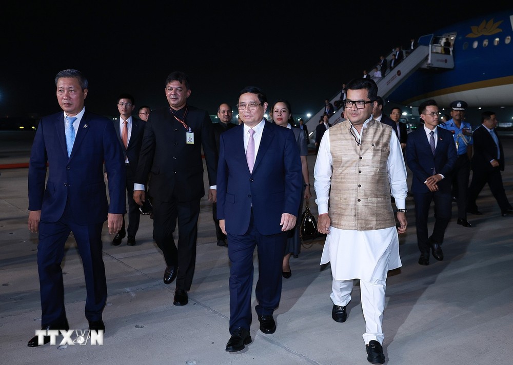 Thủ tướng Phạm Minh Chính đến sân bay quân sự Palam, Thủ đô New Delhi bắt đầu chuyến thăm cấp Nhà nước đến Ấn Độ. (Ảnh: Dương Giang-TTXVN)