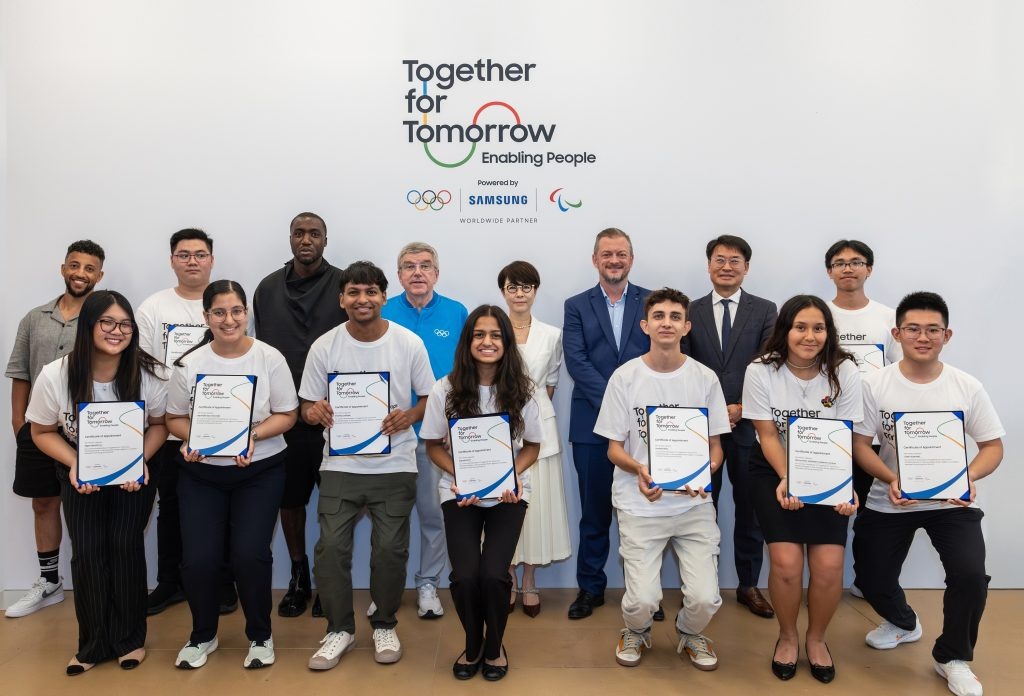 10 bạn trẻ chiến thắng cuộc thi Solve for Tomorrow của Samsung đã được chọn làm đại sứ cho dự án.