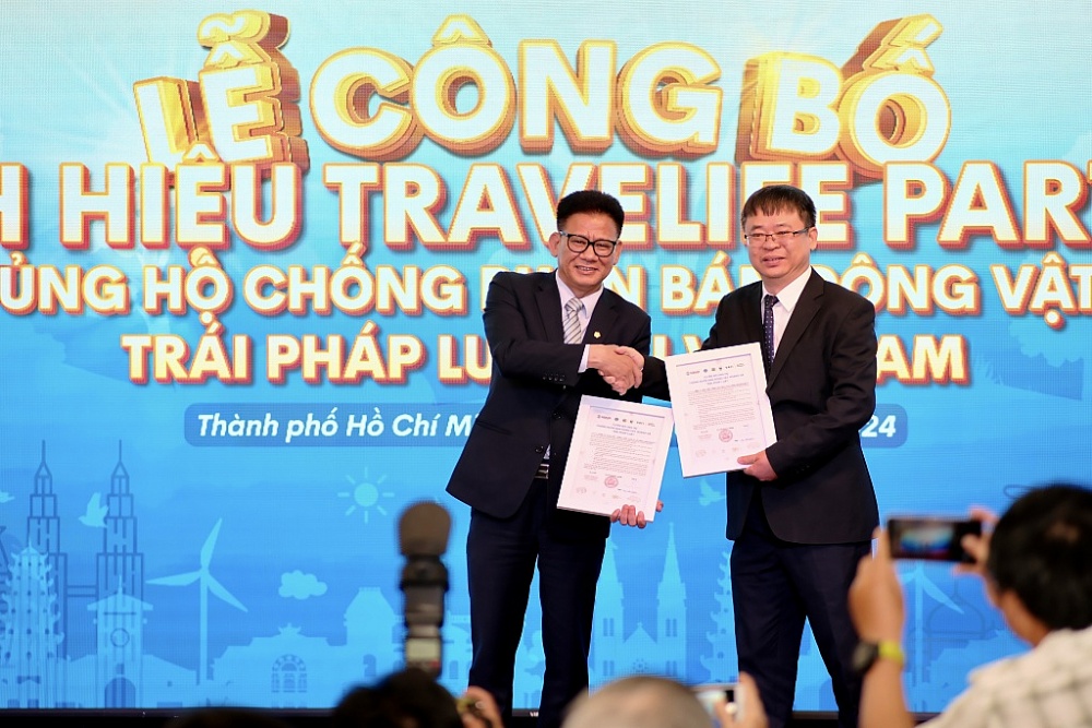 Lãnh đạo Lữ hành Saigontourist nhận danh hiệu Travelife Partner. Ảnh: BTC
