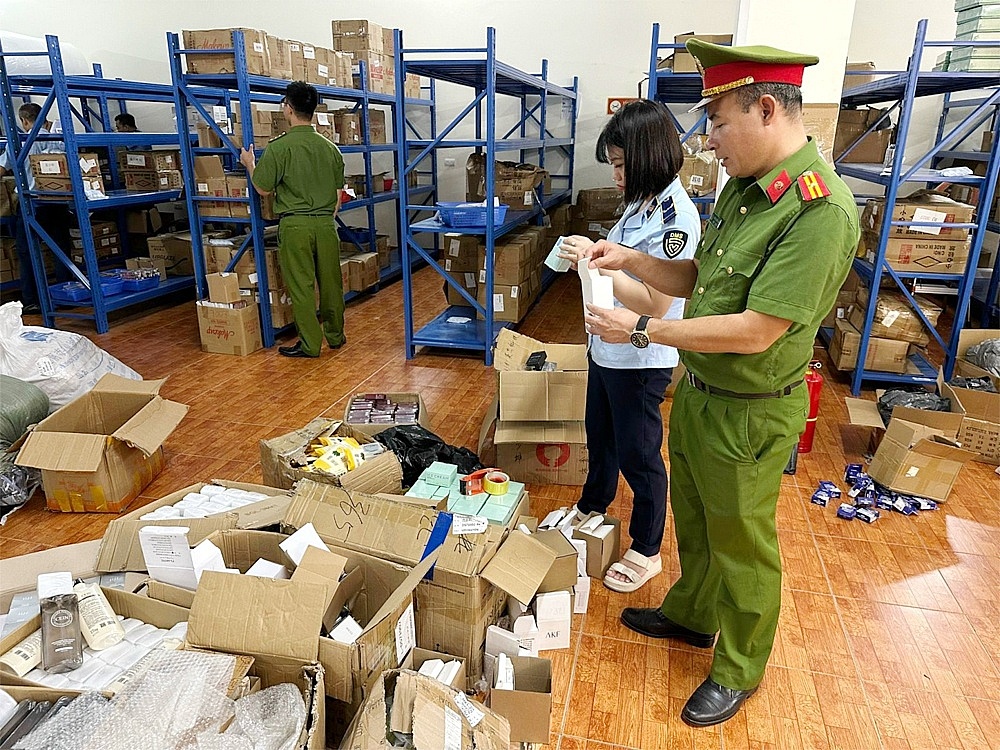 Lực lượng chức năng kiểm tra kho chứa mỹ phẩm tại Bắc Giang.