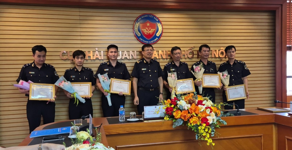 Lãnh đạo Cục Hải quan Hà Nội trao quyết định khen thưởng cho các tập thể, cá nhân.