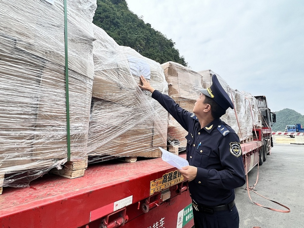 Công chức Hải quan Tân Thanh kiểm tra mặt hàng máy móc NK. 	Ảnh: H.Nụ