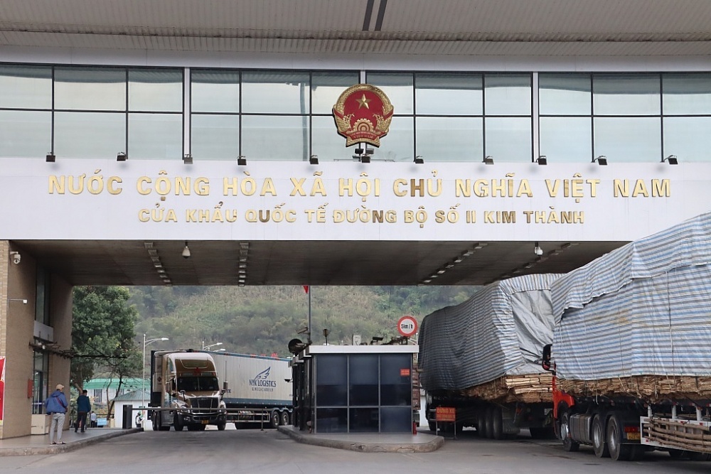 Hoạt động xuất nhập khẩu qua cửa khẩu quốc tế đường bộ số II Kim Thành, Lào Cai.  	Ảnh: T.Bình