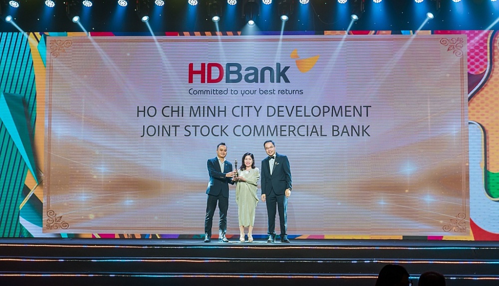 Bà Nguyễn Thị Thanh Thuỷ- Phó Giám đốc Khối Nhân sự HDBank (đứng giữa), ông Ngô Hải Hà- Phó Giám đốc Khối Khách hàng Doanh nghiệp HDBank (bên trái)- đại diện HDBank- nhận giải