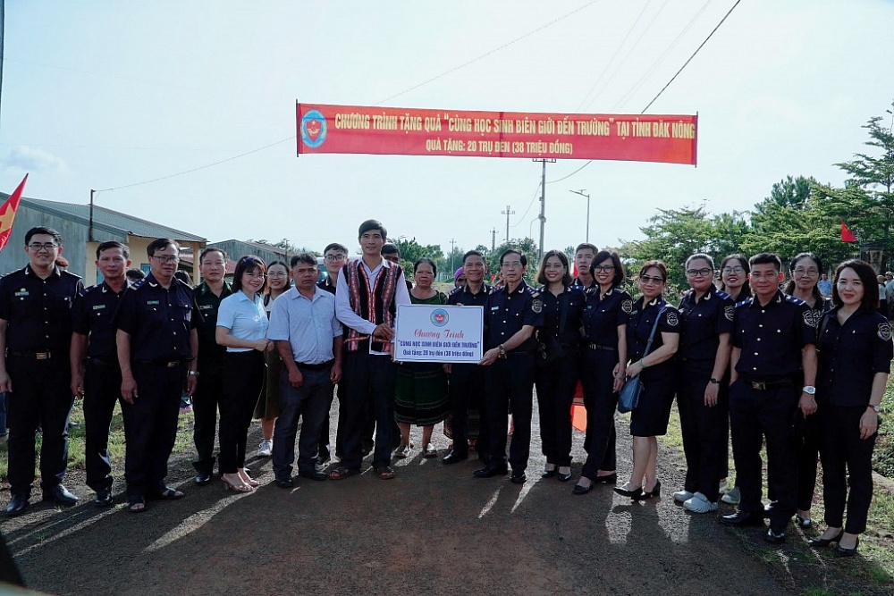 Công đoàn Tạp chí Hải quan trao quà từ thiện tại biên giới Đắk Nông