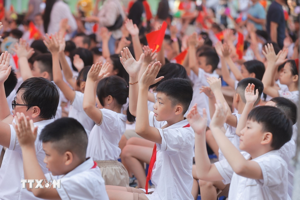 Học sinh Trường Tiểu học Gia Quất (quận Long Biên) tưng bừng trong ngày khai giảng. (Ảnh: Minh Quyết/TTXVN)