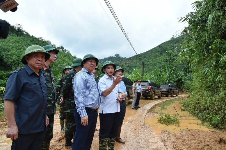 Phó Thủ tướng, Bộ trưởng Hồ Đức Phớc chia buồn cùng gia đình nạn nhân vụ sạt lở tại Hòa Bình