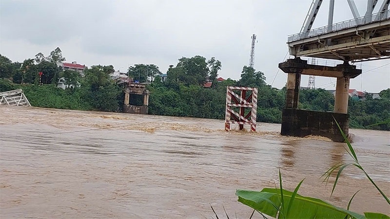 Phó Thủ tướng, Bộ trưởng Hồ Đức Phớc trực tiếp kiểm tra, chỉ đạo cứu hộ, cứu nạn vụ sập cầu Phong Châu (Phú Thọ)