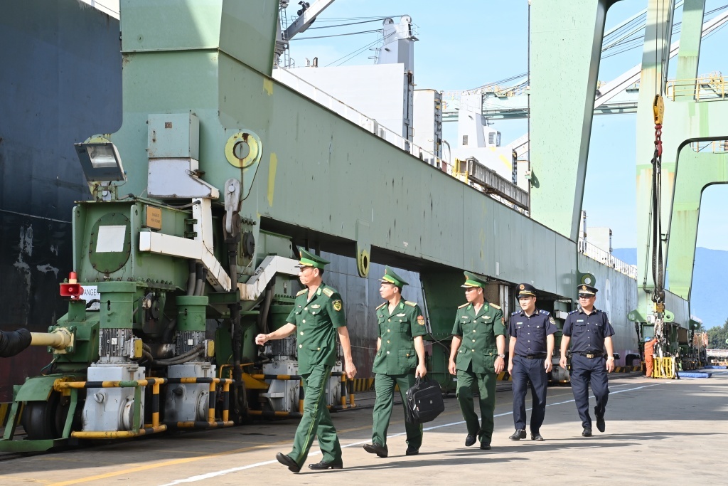 Lực lượng Hải quan- Biên phòng cửa khẩu cảng Vũng Áng -Sơn Dương tuần tra, kiểm soát khu vực cảng biển Sơn Dương. 	Ảnh: Thế Mạnh