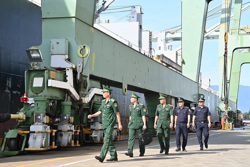 Lực lượng Hải quan- Biên phòng cửa khẩu cảng Vũng Áng -Sơn Dương tuần tra, kiểm soát khu vực cảng biển Sơn Dương. 	Ảnh: Thế Mạnh