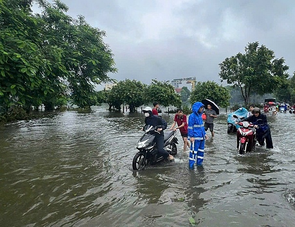 Thanh tra Sở Giao thông vận tải Hà Nội hướng dẫn phân luồng trên tuyến đường 70 cho các phương tiện lưu thông