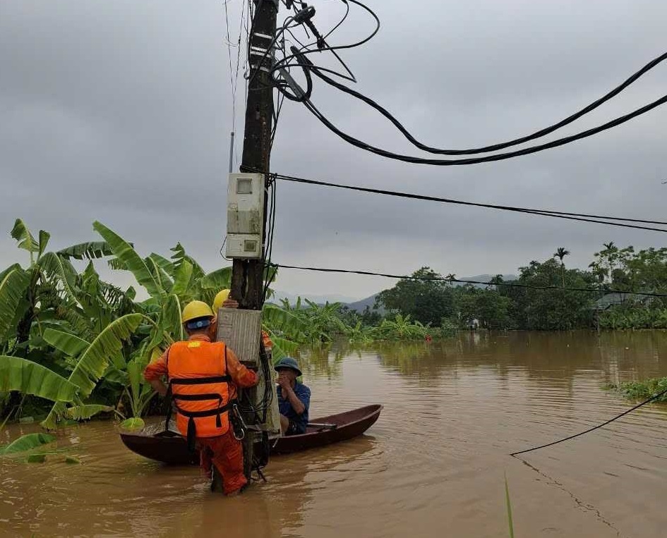 Do ảnh hưởng bởi gió bão lớn, và hoàn lưu sau bão nhiều đường dây và trạm biến áp phân phối ở nhiều tỉnh, thành phố ở phía Bắc bị sự cố. 