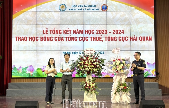 Tổng cục Hải quan trao học bổng cho 15 sinh viên Khoa Thuế và Hải quan