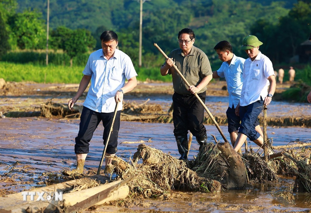 Thủ tướng Phạm Minh Chính chỉ đạo công tác tìm kiếm người bị nạn do lũ quét, sạt lở đất tại Làng Nủ. (Ảnh: Dương Giang/TTXVN)