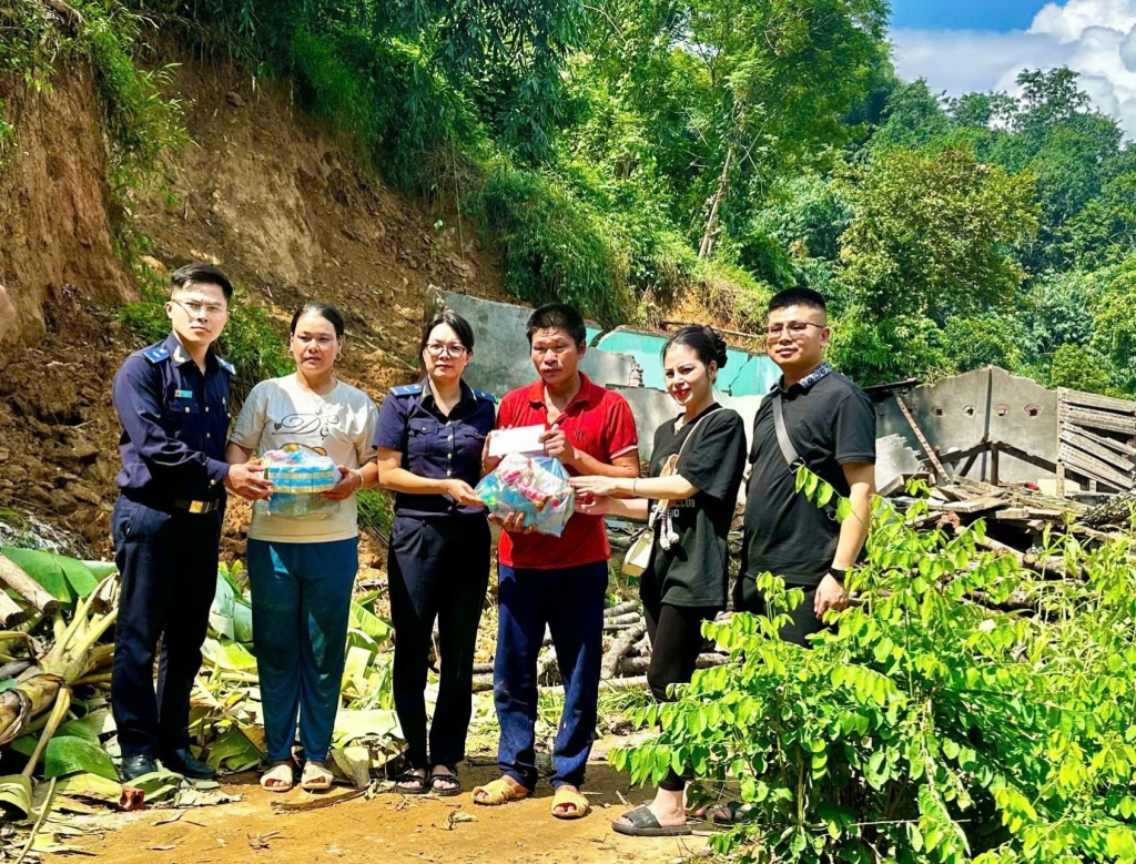 Hải quan Lào Cai ủng hộ đồng bào vùng lũ
