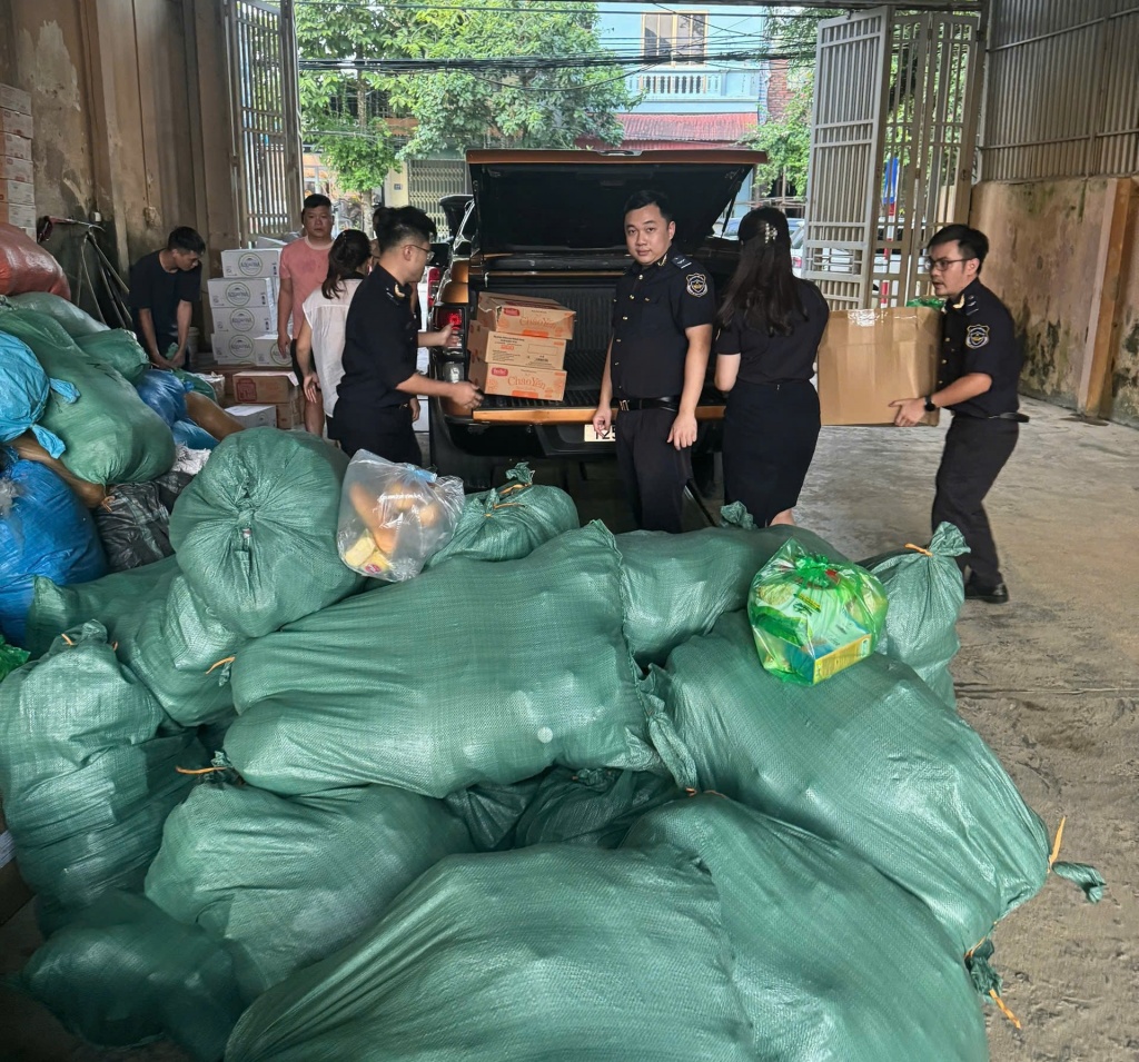 Hải quan Lào Cai ủng hộ đồng bào vùng lũ