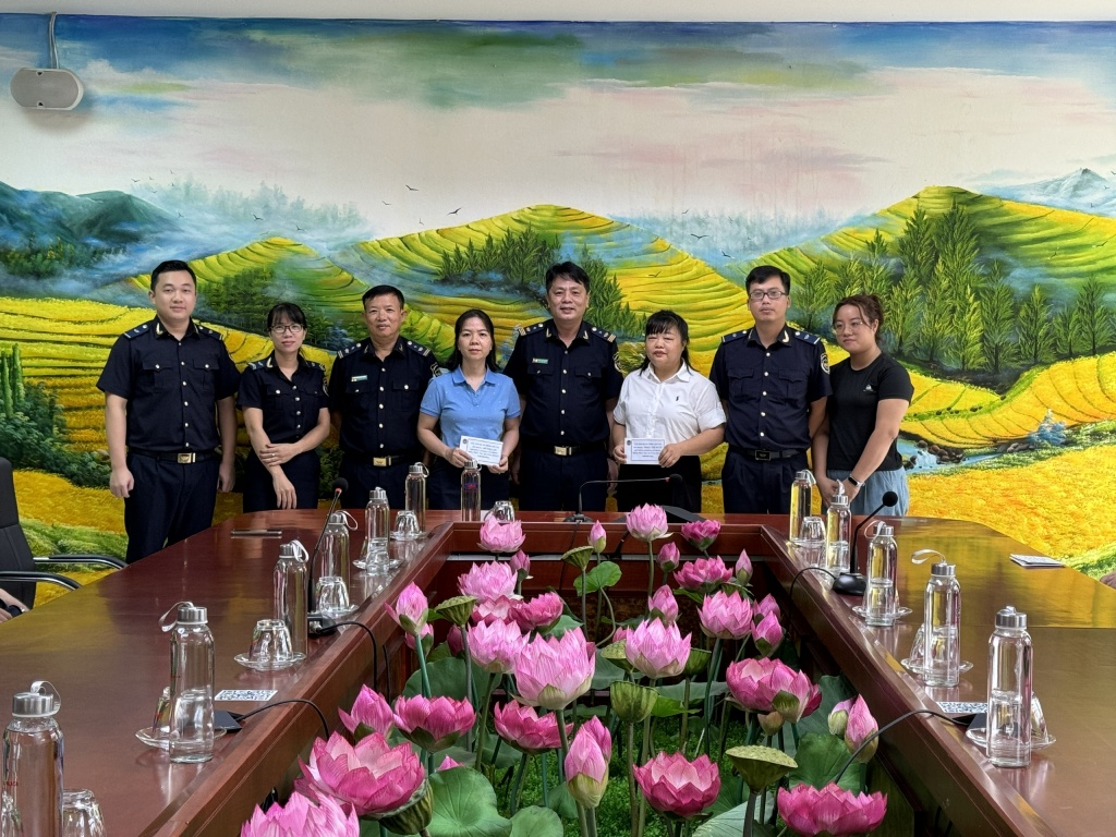 Hải quan Lào Cai ủng hộ đồng bào vùng lũ
