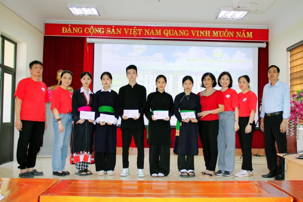 Nhóm Truyền cảm hứng ủng hộ, tặng quà học sinh vùng bão lũ