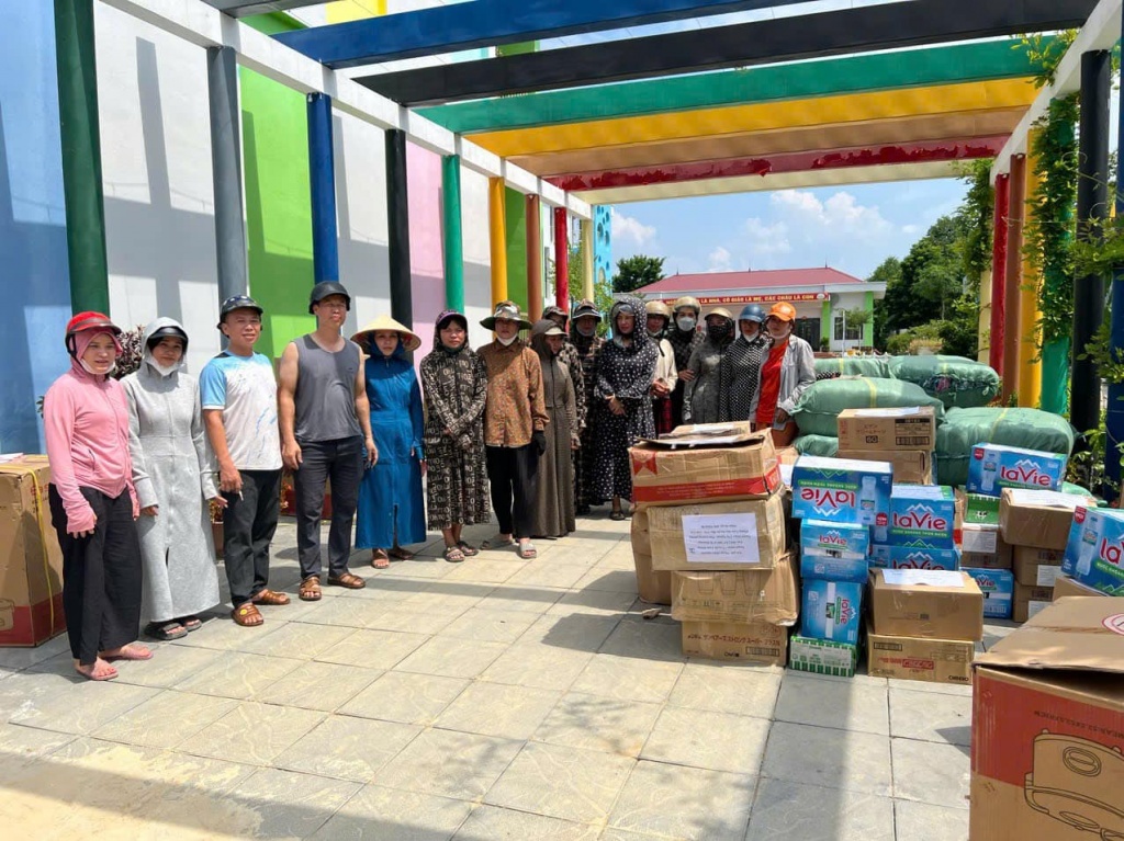 Nhóm Truyền cảm hứng ủng hộ, tặng quà học sinh vùng bão lũ