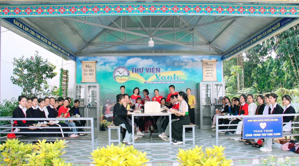 Nhóm Truyền cảm hứng ủng hộ, tặng quà học sinh vùng bão lũ