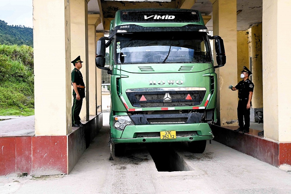 Lực lượng BĐBP và Hải quan cửa khẩu Quốc tế Nậm Cắn, Nghệ An phối hợp kiểm tra giám sát phương tiện, hàng hóa tại khu vực cửa khẩu.