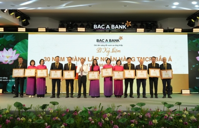 bac a bank 30 nam giu tam sang vung chai vuon tam