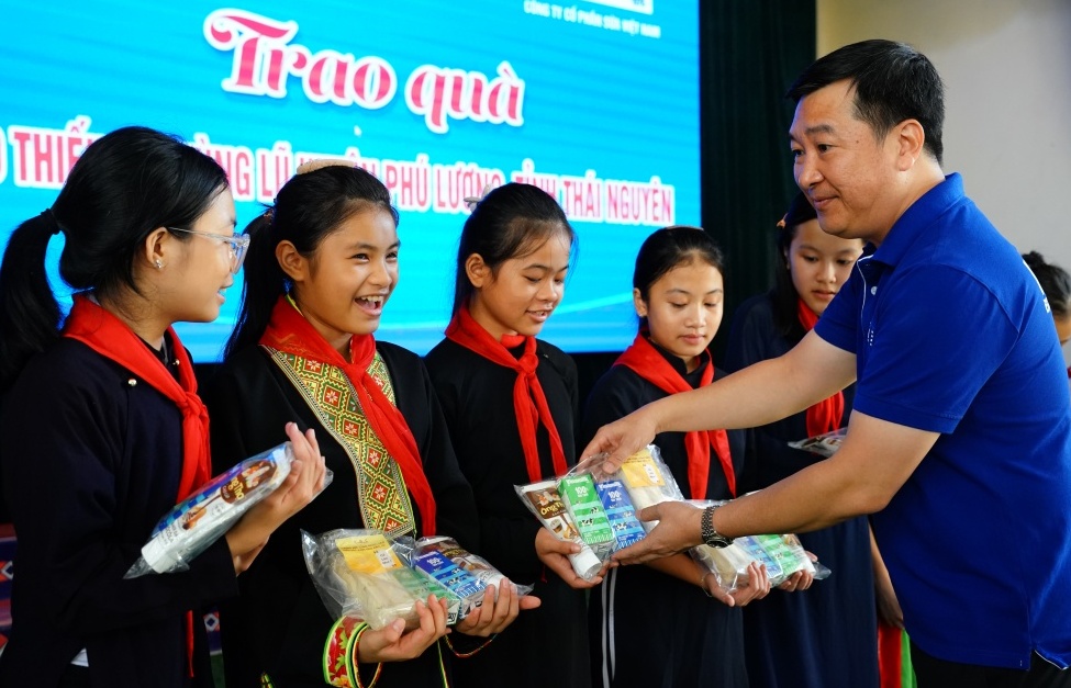 Vinamilk cùng trẻ em vùng khó khăn, sau bão lũ vui đón trung thu