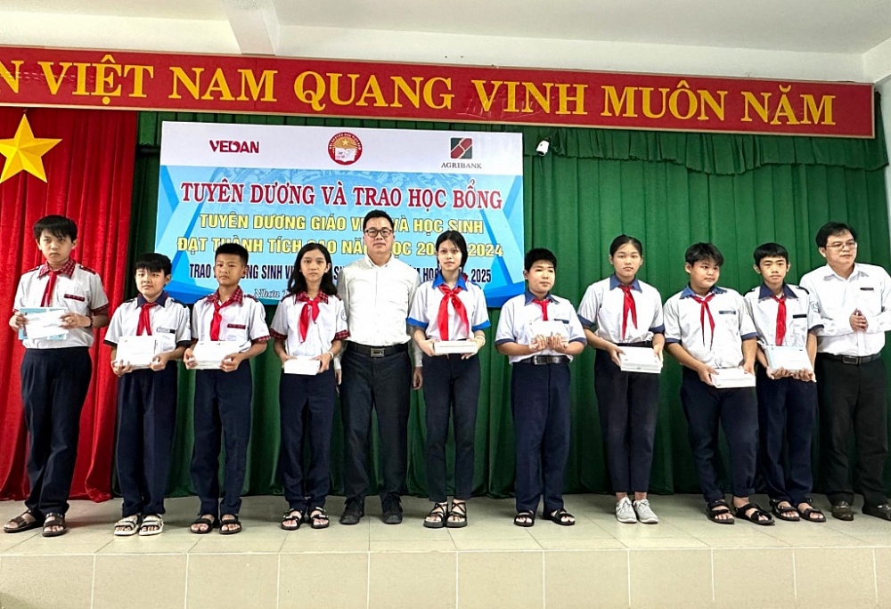 Vedan trao tặng nhà đại đoàn kết và học bổng cho học sinh