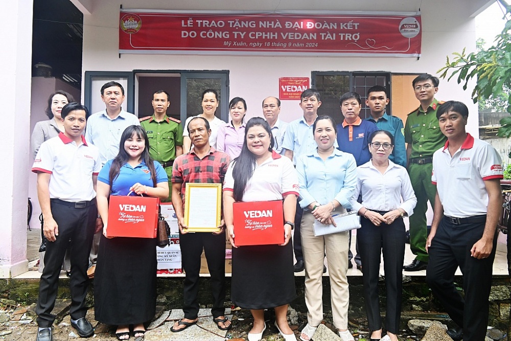 Vedan trao tặng nhà đại đoàn kết và học bổng cho học sinh