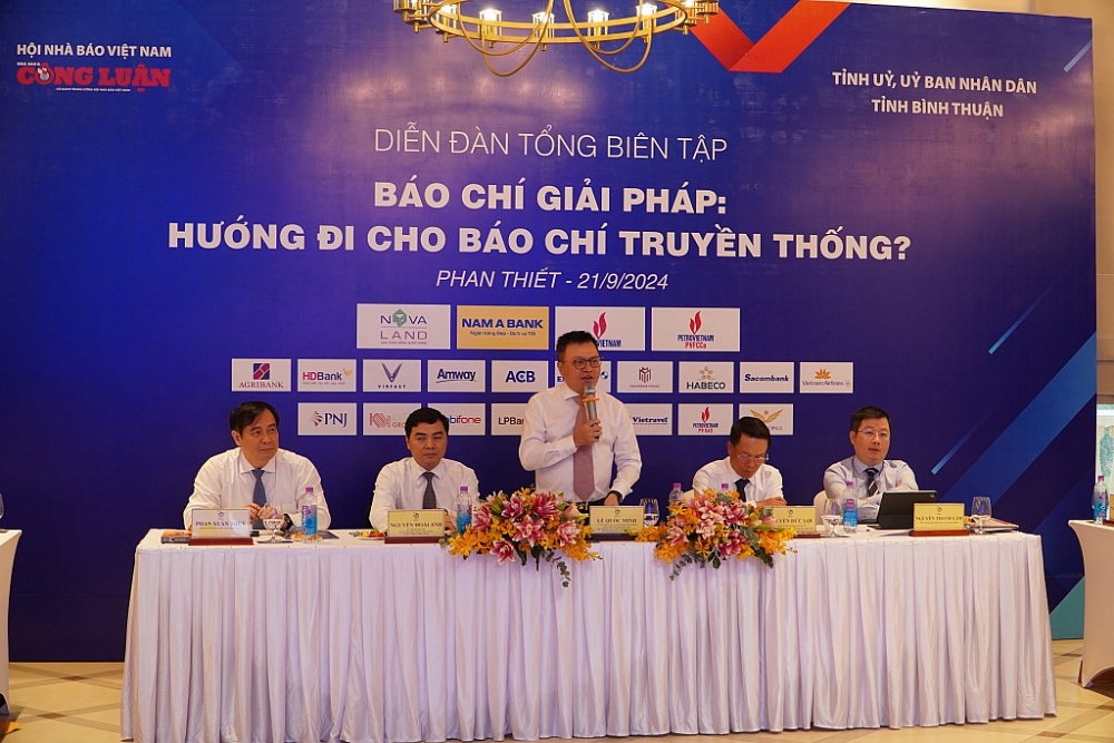 Ông Lê Quốc Minh, Chủ tịch Hội Nhà báo Việt Nam trao đổi ý kiến tại diễn đàn