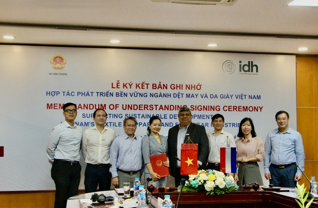 Đại diện Bộ Công Thương, IDH và các Hiệp hội trong lĩnh vực dệt may và da giày tham dự lễ ký kết.