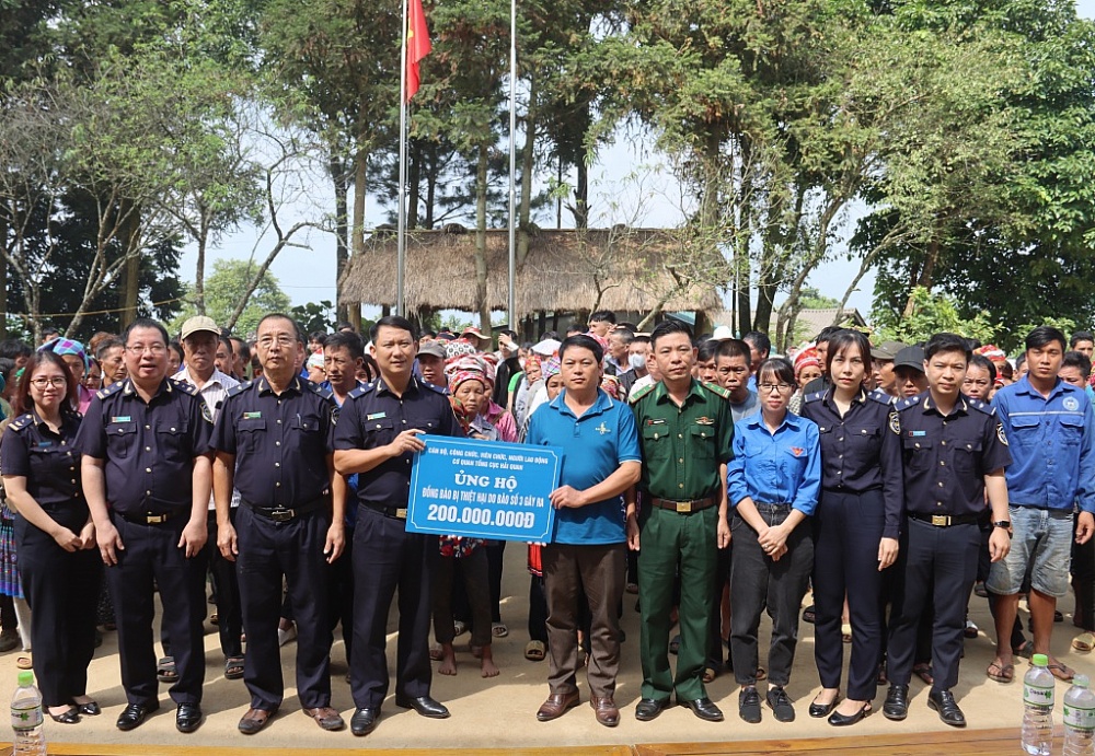 Tổng cục Hải quan chia sẻ khó khăn với đồng bào vùng lũ biên giới Bát Xát (Lào Cai)