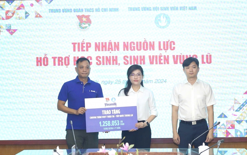 Vinamilk góp thêm 1, nhân đôi hỗ trợ cho học sinh các tỉnh gặp thiên tai