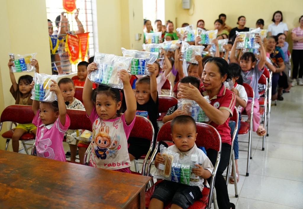 Vinamilk góp thêm 1, nhân đôi hỗ trợ cho học sinh các tỉnh gặp thiên tai