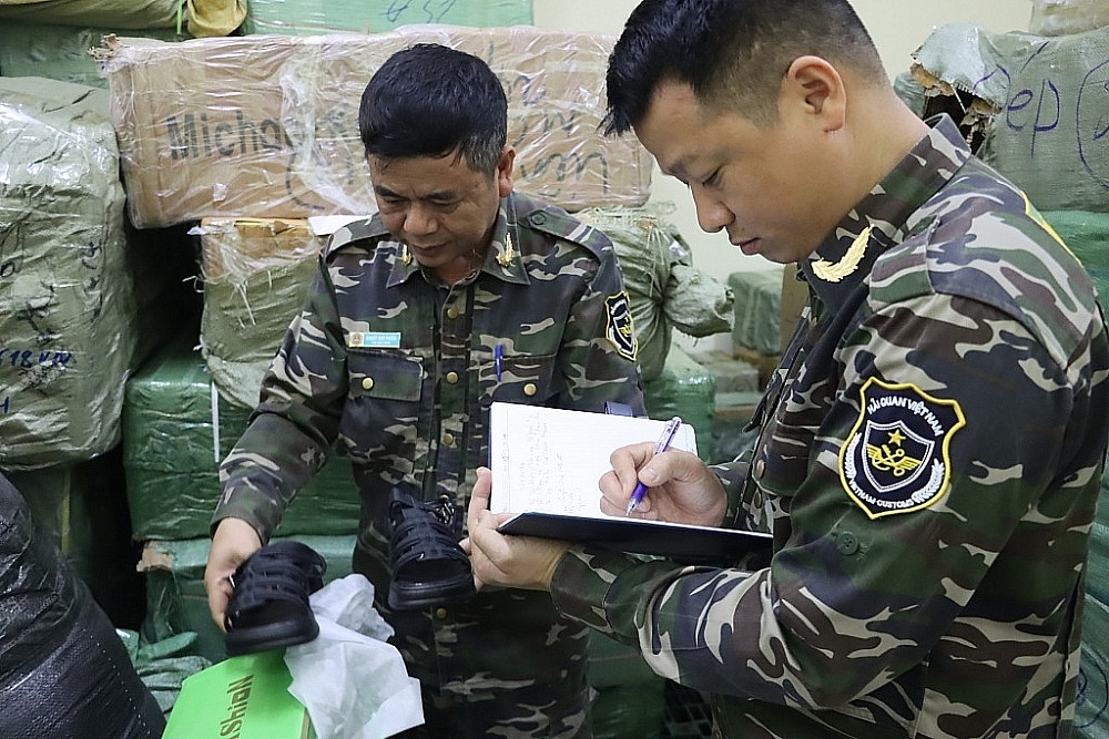 Nhiều loại hàng hóa vi phạm do lực lượng Hải quan phát hiện, thu giữ trên địa bàn TP Móng Cái. Ảnh: Q.H