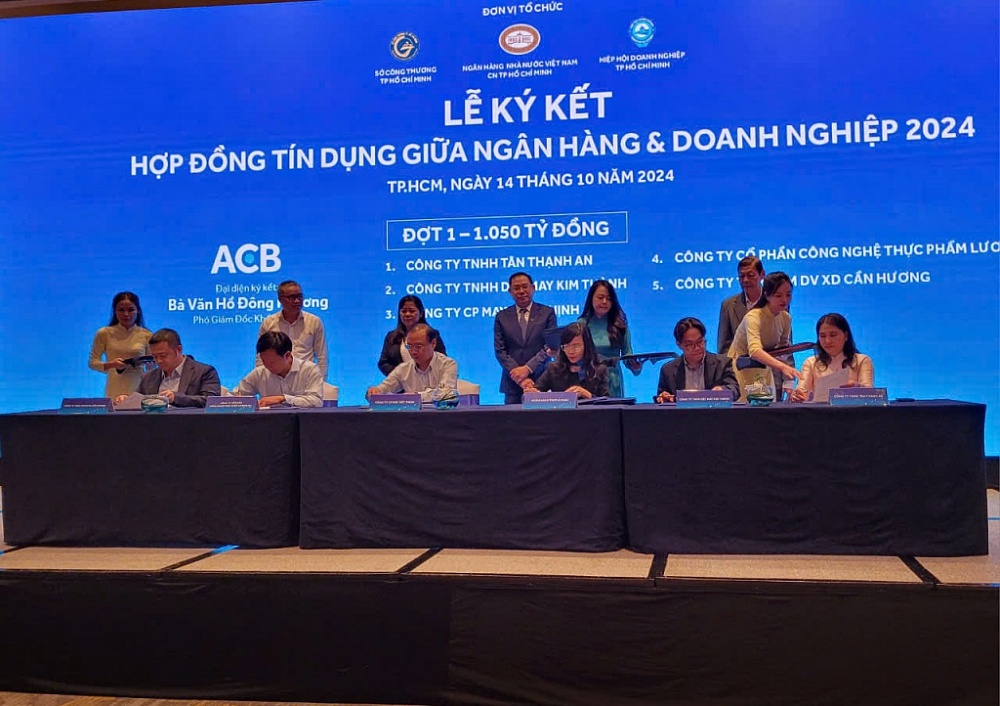 Các doanh nghiệp ký kết hợp đồng tín dụng với ACB tại hội nghị. Ảnh:N.H