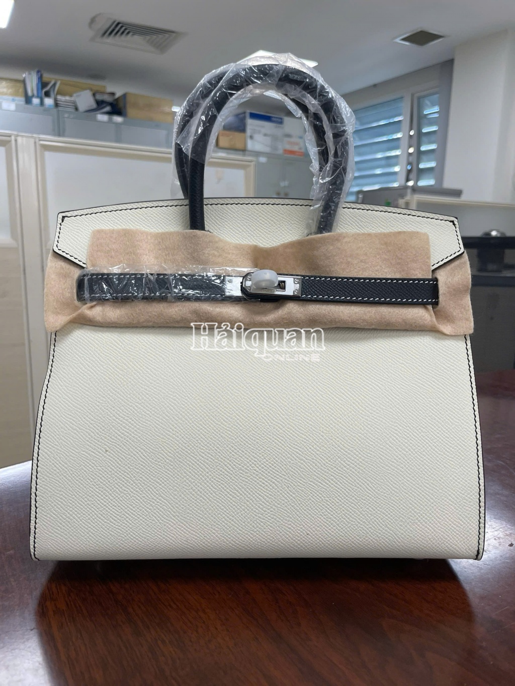 Bắt giữ hàng chục túi HERMÈS giả ngay tại cửa khẩu