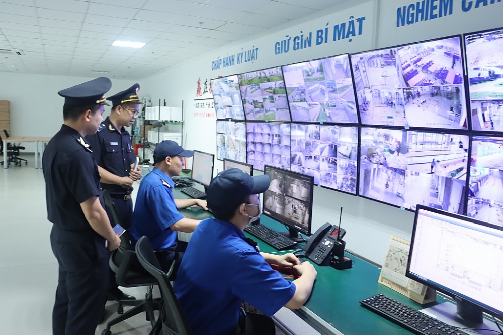 Hải quan Hà Nam Ninh cử công chức tới tận DN để ghi nhận, hướng dẫn và giải đáp các vướng mắc phát sinh. Ảnh: H.Nụ