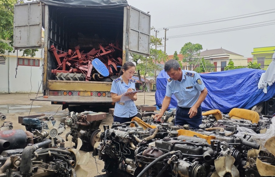 Chặn xe tải chở động cơ đã qua sử dụng nhập lậu