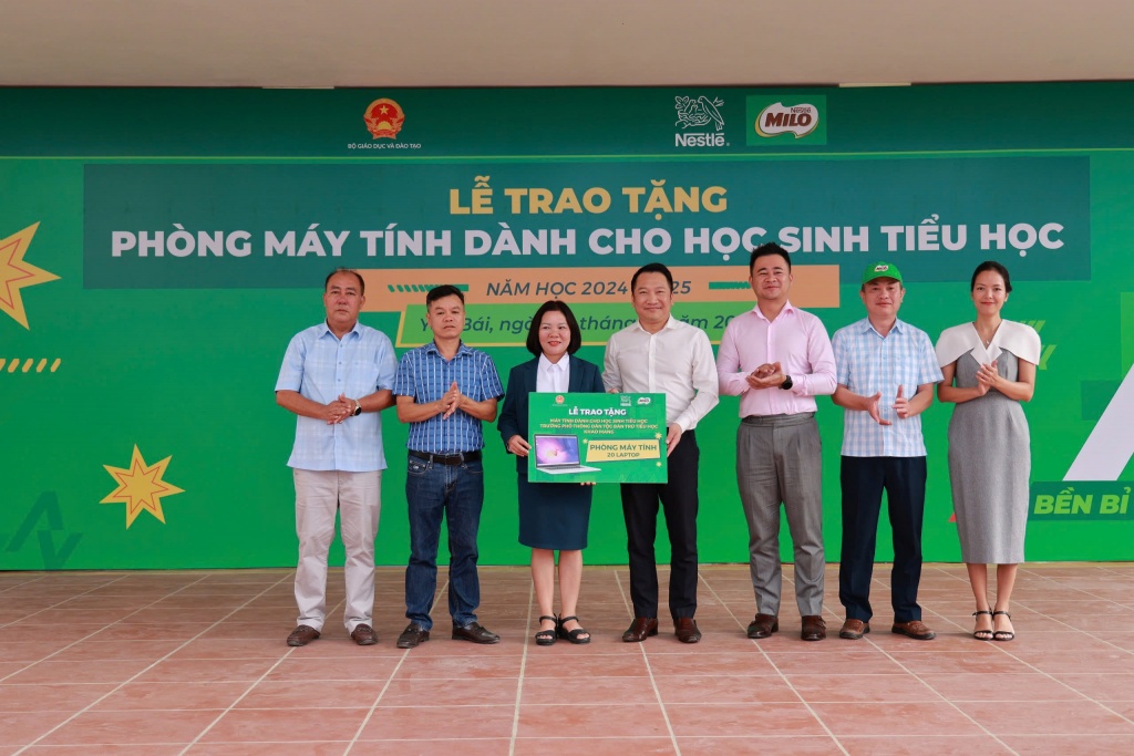 Nestlé MILO trao tặng máy tính cho các trường tiểu học vùng cao