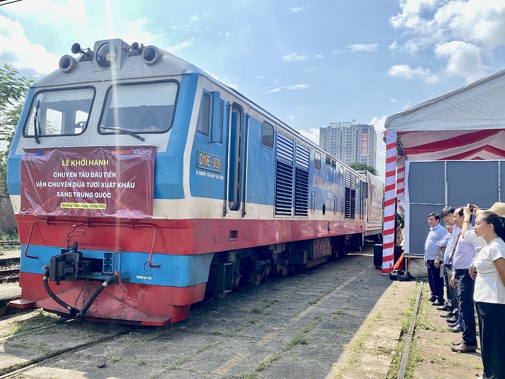 Chuyến tàu đầu tiên khởi hành đưa dừa tươi xuất khẩu sang Trung Quốc