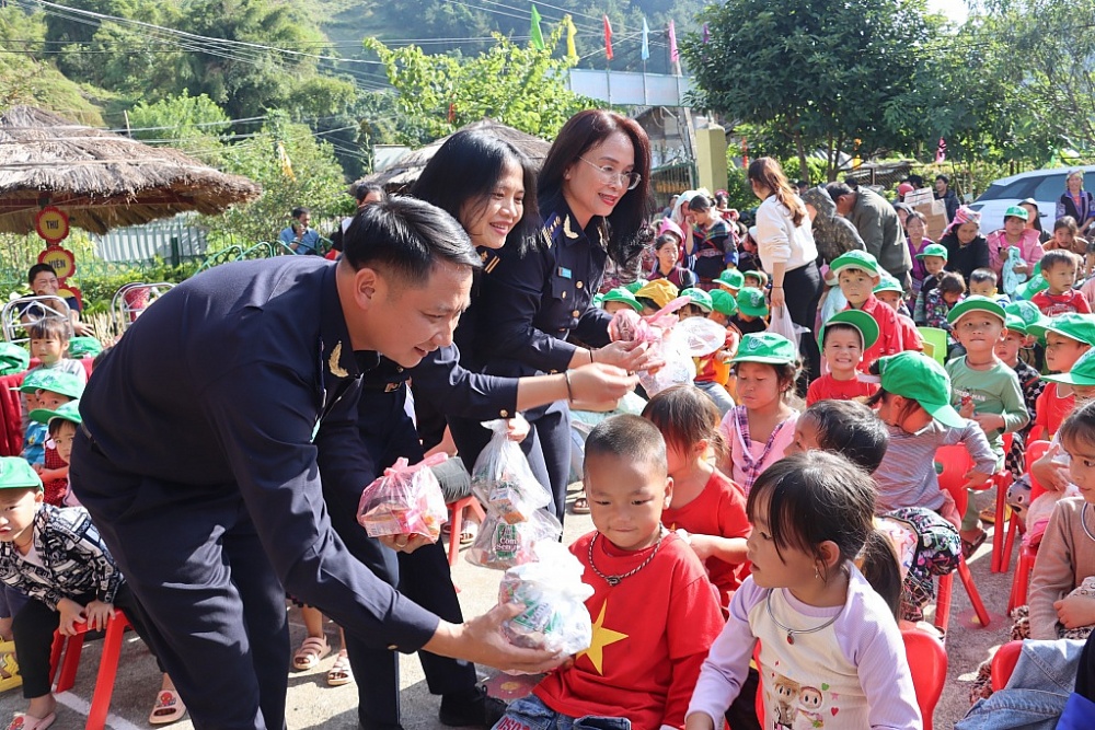 Ban Nữ công Tổng cục Hải quan trao tặng nhiều món quà ý nghĩa cho Trường mầm non Hoa Ban, Yên Bái